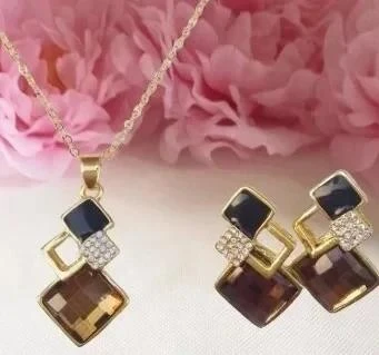 Parure boucles d'oreilles et collier au design original et élégant